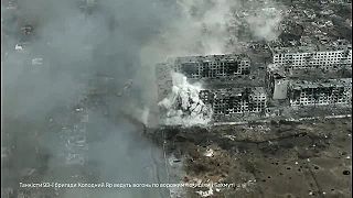 Tank 93. brigády vylepšuje okupantom pozície v Bachmute