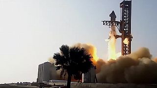 Štart rakety Starship Superheavy z kamery, ktorá bola umiestnená blízko