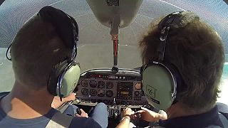 Skúsený pilot učí študenta, ako dostať lietadlo z rotácie