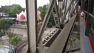 Jazda vlakom po moste v Indii