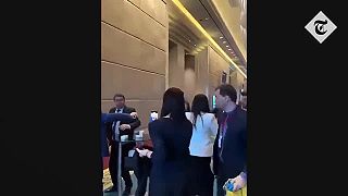 Ukrajinský zástupca udrel ruského delegáta po tom, ako mu strhol vlajku