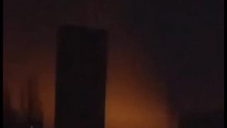 Svetelne efekty pri techno hudbe na frontovej linii.
