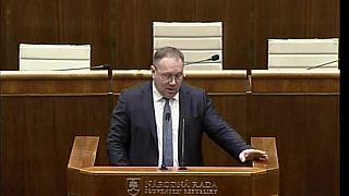 Keď sa parlament zmení na žumpu. Kresťanský fundamentalizmus