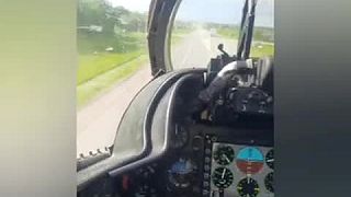 Ruský pilot trénuje lietanie na polnej lopatke.