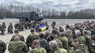Českí inštruktori vzdávajú hold Ukrajinským vojakom po ukončenom výcviku
