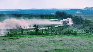 Ukrajinský tank útočí na ruské pozície pod ruským ostreľovaním MLRS.