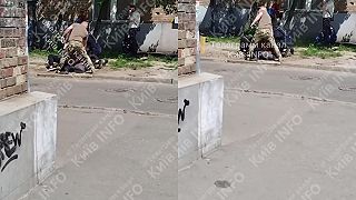 Ukrajinec s radosťou a potešením podpisuje mobilizačné papiere.
