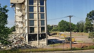 Búranie budovy pomocou pásového rýpadla nešlo celkom podľa plánu