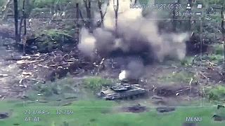Tank ostreluje ruské pozície