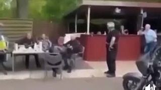 Sláva ukrajíne! a jép mu gitarou po hlave :)