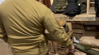 Prigožin ukazuje príkladné zemľanky Wagner PMC. 
