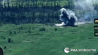 Ruské antitankové jednotky obstrelujú ukro tanky a pechotu s obr. transportérom