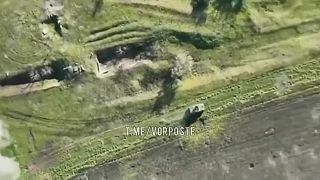 Americké Humvee prešlo cez mínu a celé to z hora pozorne sledoval ruský dron