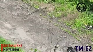 Robot pokladajúci protitankové míny TM-62