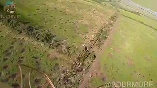 Ruský FPV dron vs. nič netušiaci ukrajinskí vojaci