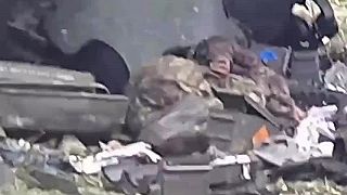 Nepekný záber zničeného bojového vozidla YPR-765 aj s posádkou