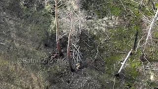 Bezmocní ukrajinskí vojaci sa plazia po zemi