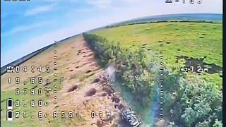 Dron zničil ukrajinské obrnené vozidlo s guľometnou vežou a posádkou.