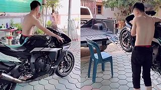 Ako naložiť motorku na korbu pomocou plastovej stoličky?