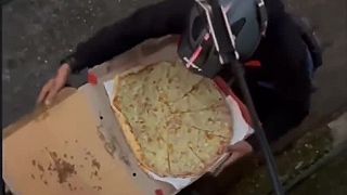 Sa len trošku nahltám a pizzu doručím (donášač pizze)