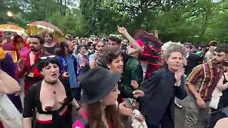 Pupuši si verejne spievajú: 
 IDEME SI PRE VAŠE DETI