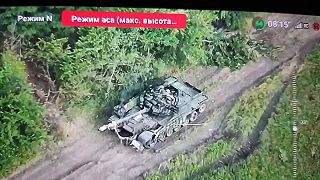 Tlejúci ukrajinský tank T-72AV v Záporožskej oblasti