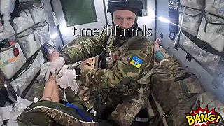 Ukrajinskí zdravotníci ošetrujú ťažko ranených vojakov 2 (DRSNÉ ZÁBERY)
