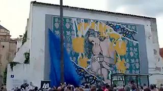 Matku s dieťaťom, ktoré symbolizujú lásku, nádej a vieru v svetlú budúcnosť UA