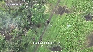 FPV kamikadze dron útočí na skupinu okupantov