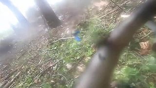Ukrajinci pod ťažkou mínometnou paľbou. Zábery z prvej osoby. video 1