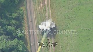 Ukrajinskí vojaci po zásahu ruským dronom Lancet-3 vyskakujú z idúceho vozidla