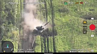 Zničenie ukro tanku kamikadze dronom Lancet.
