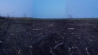 Ukrajinský vojak natáča roztrhané telá svojich spolubojovníkov (DRSNÉ ZÁBERY)