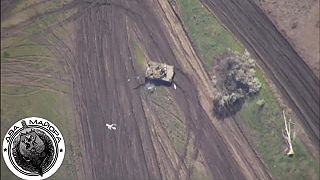 Ruský samovražedný dron Lancet, ukrajinský tank a vyskakujúci ukrajinsky vojak