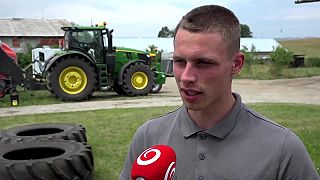 Mladý farmár napadnutý medvedicou sa musel vrátiť do nemocnice.