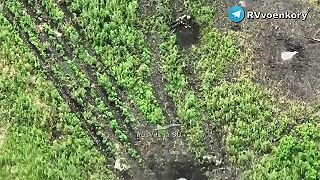 Zábery priamych zásahov polných lopatiek zhodených z dronov na ukrajincov