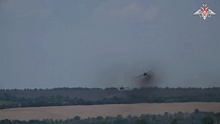 Dvojice útočných letounů Su-25SM zaútočila na hromadění živé síly a techniky UA