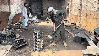 V pakistanskej manufaktúre vyrábajú zo starých motorových blokov brzdové kotúče