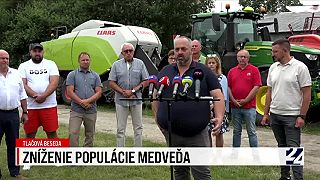 Tlačová konferencia z farmy obec Háj Veles. Farmára napadol medveď
