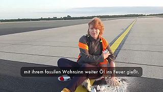 Klimaaktivisté pronikli k ranvejím na dvou německých letištích a přilepili se