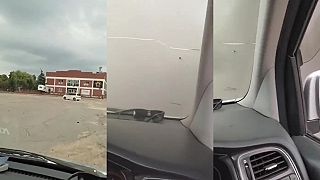 Ukrajinské delostrelectvo zasiahlo civilné auto.