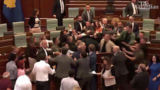 V kosovskom parlamente býva občas rušno, bitka sa strhla kvôli „Pinokiovi“