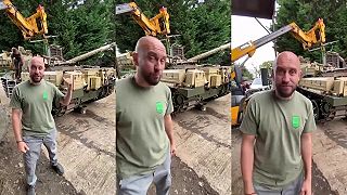 Bojové tanky Challenger 1 sa pripravujú na prepravu na Ukrajinu.
