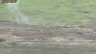 Zničenie BMP M2A2 Bradley ODS-SA so súpravou aktivnej obrany BRAT zásahom dronu.