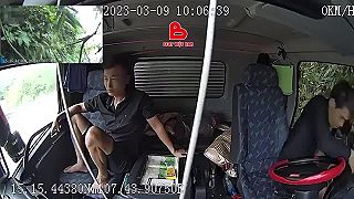 Závozník sa pred očakávanou nehodou schoval za šoféra (Vietnam)