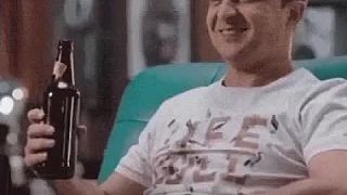 Zelenský relaxuje a papká popcorn