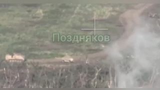 Ruský FPV dron s náložou zasiahol ukrajinca, ktorý sa hral na telefone