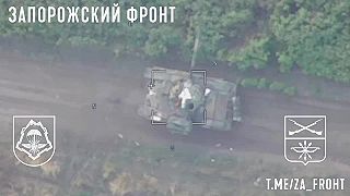 Ruský samovražedný dron Lancet zničil opustený ukrajinský tank