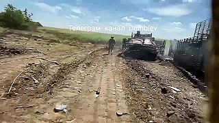Ukrajinský vojak nakameroval hromadu zničenej ukrajinskej vojenskej techniky