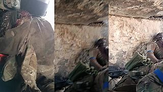 Ukrajinskí vojaci sedia medzi spolubojovníkmi v značnom štádiu rozkladu
